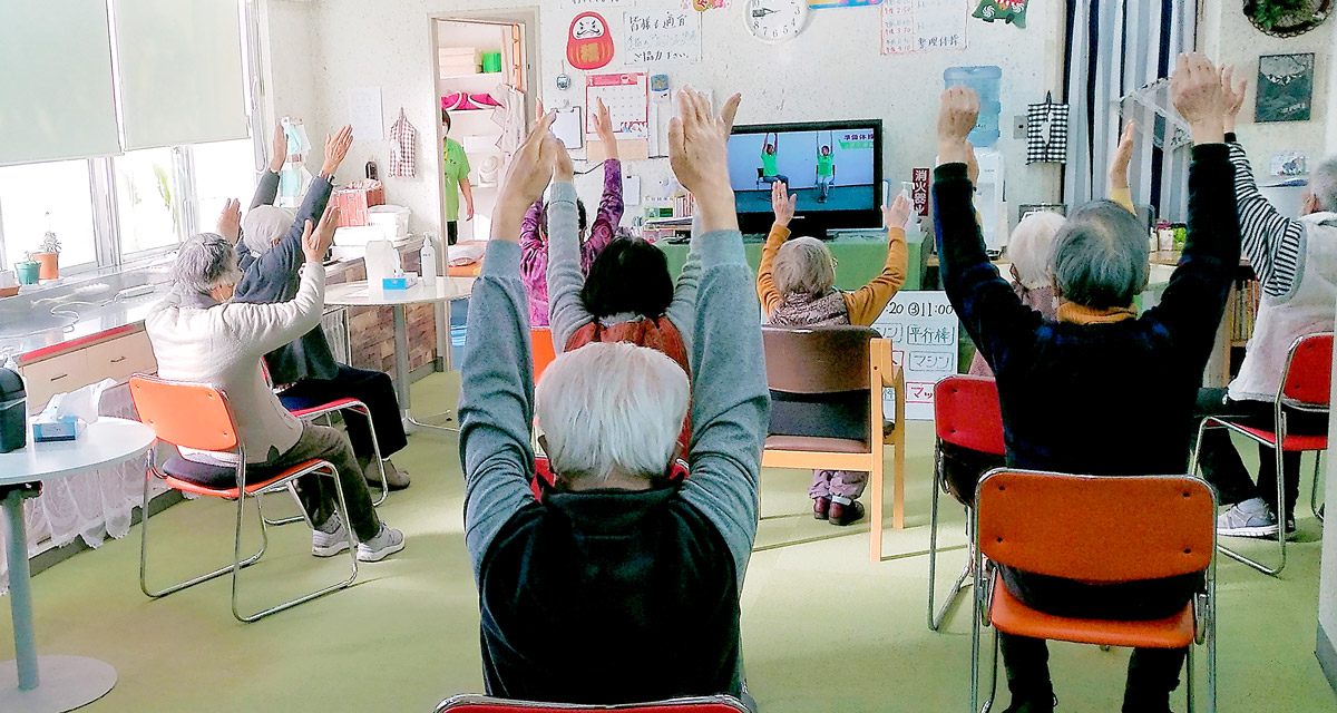 機能訓練デイサービスハチ東伏見にて準備体操の写真